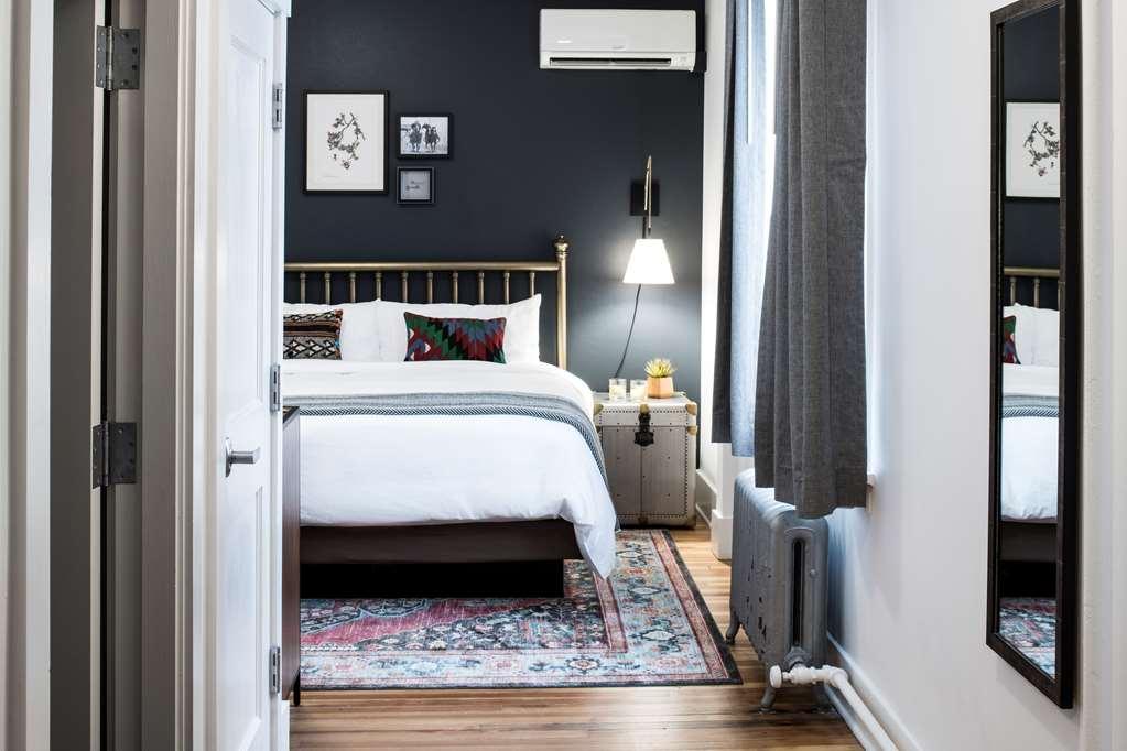 The Armstrong Hotel Fort Collins Room photo