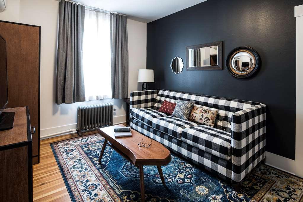 The Armstrong Hotel Fort Collins Room photo