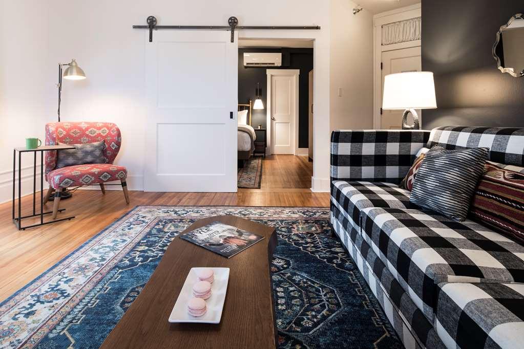 The Armstrong Hotel Fort Collins Room photo